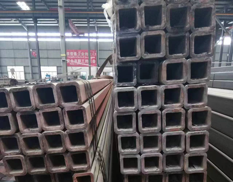 正镶白无缝方管裂缝